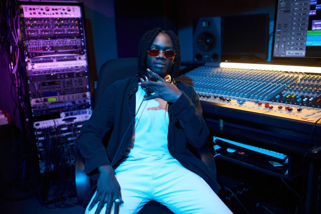 Inicio Musical producer working in music studio